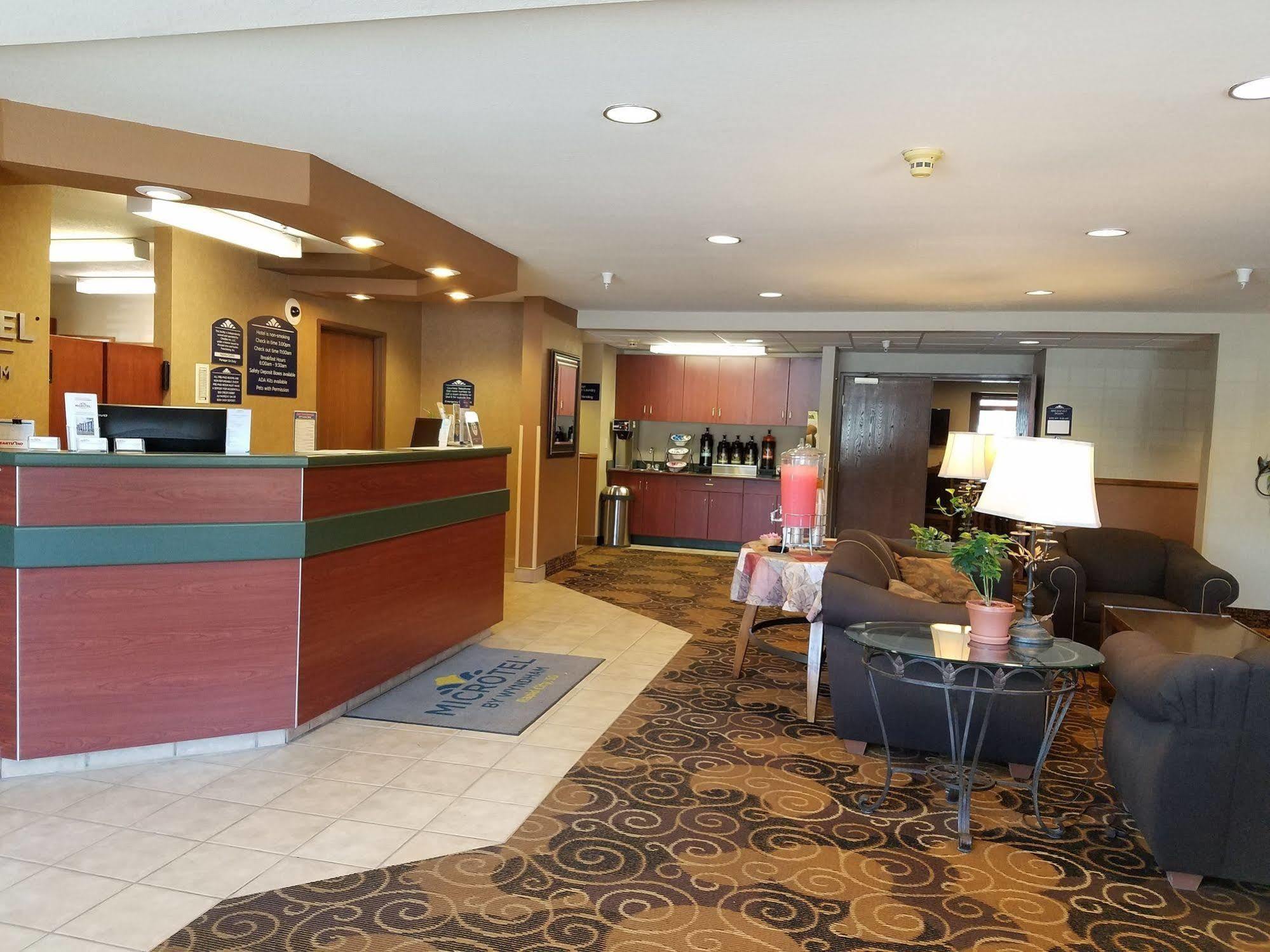 Microtel Inn & Suites By Wyndham Rapid City Exterior foto